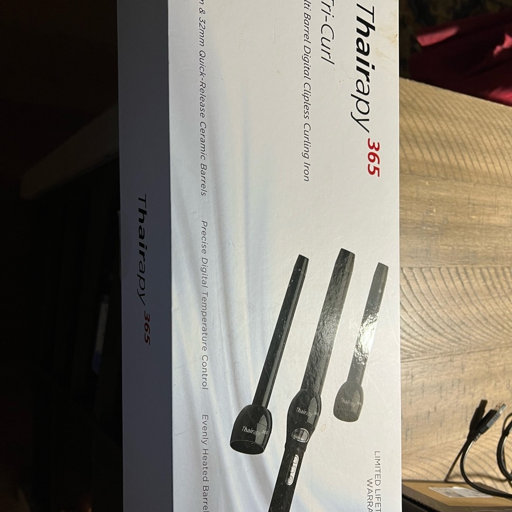 Therapy 365 curl set for hair. Includes on styling iron with 2 attachments.